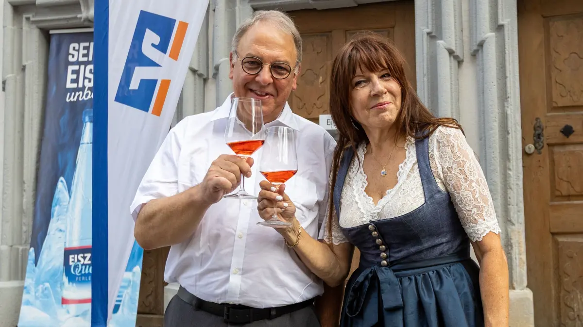 Zum 39. „Reutlinger Herbst“ begrüßen Weindorfchefin Regine Vohrer und Oberbürgermeister Thomas Keck die Wirte, ihre Mitarbeiter und die zahlreichen Besucher.