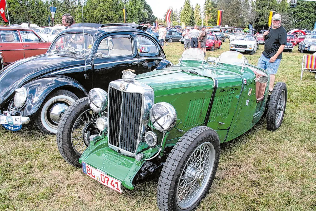 Beim Fliegerfest des LSV Degerfeld gibt es neben Flugvorführungen auch historische Flugmaschinen sowie Oldtimer-Autos und Motorräder zu bewundern.⇥Archivbilder