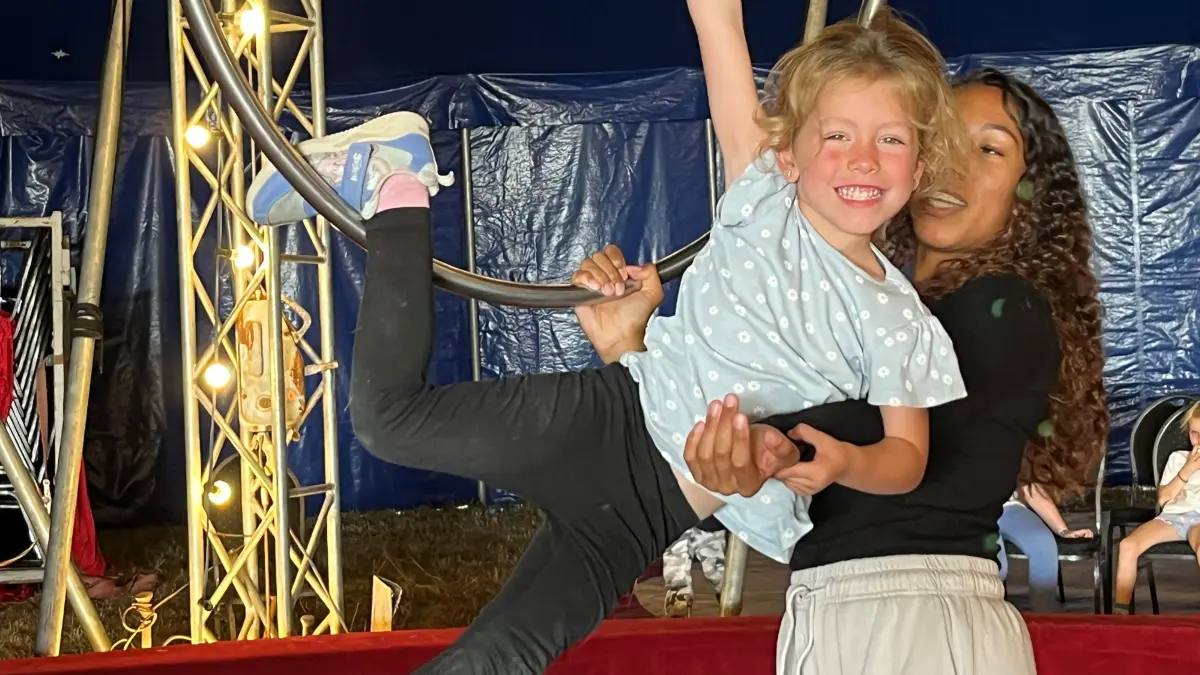 Emilia Nicolino zeigt, was sie am Römischen Ring kann. Feruz Abdouramanou gibt Hilfestellung.