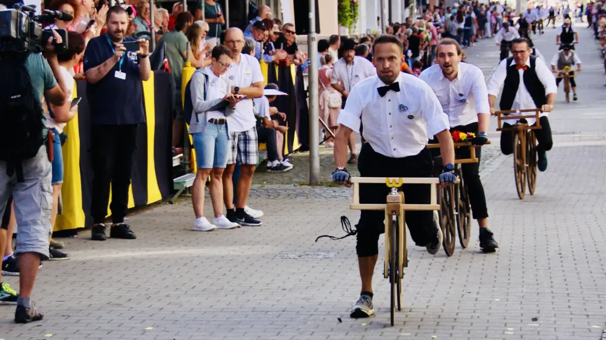 Zieleinlauf: Der Crailsheimer Oberbürgermeister Dr. Christoph bei seinem ersten und bislang einzigen Drais-Laufradrennen beim Fränkischen Volksfest.