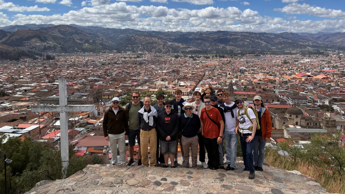 Hoch im Norden Perus: die Männerstimmen der St. Georgs Chorknaben über der Stadt Cajamarca.
