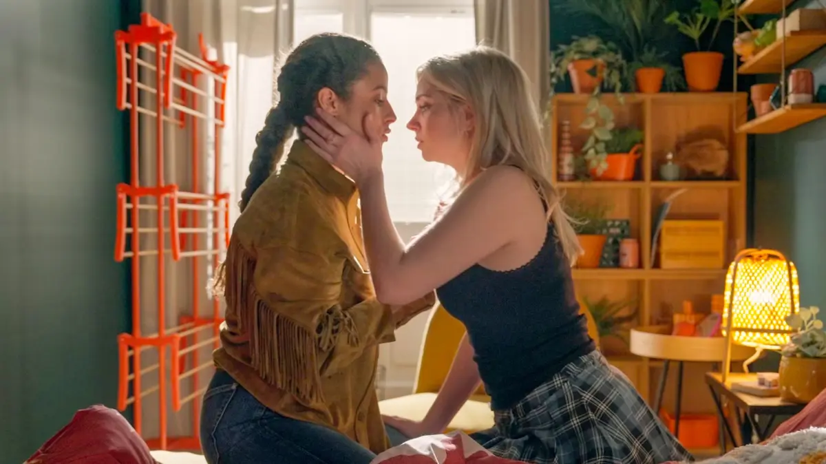 Ellie (Kim Biebow) und Toni (Sarah Buchholzer) finden liebevoll zueinander und genießen ihre erste gemeinsame Nacht.