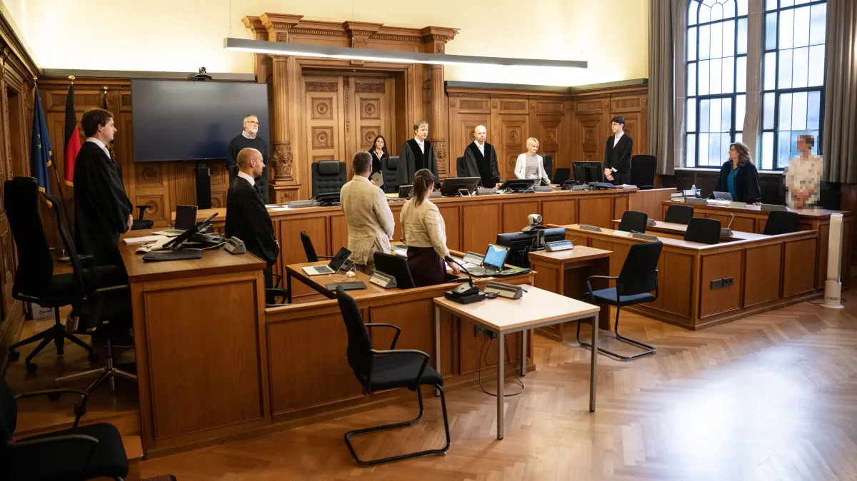 Gericht, Landgericht, Amtsgericht, Schwurgerichtssaal, Prozess, Verhandlung, Auftakt, Richter, Anwalt, Gerechtigkeit, Strafe, Schöffen, Doblerstraße