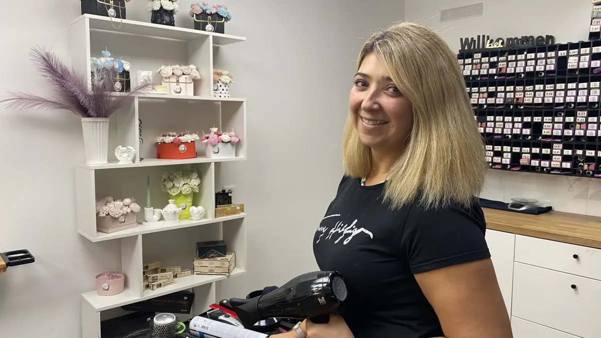 Bei Xenia Wittenberg kann man sich stylen lassen. Sie rät dazu, erst nach dem Urlaub in ihren Salon zu kommen - wenn die Haare gestresst sind.