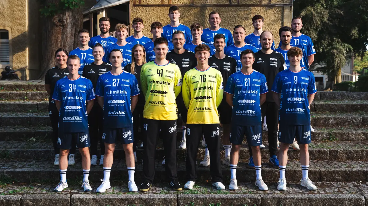 Die Mannschaft des VfL Pfullingen für die Saison 2026/2027. Hinten, von links: Lukas List, Lasse Schiemann, Sascha Brodbeck, Paul Prinz, Janne Böhm, Silas Wagner. Driie Reihe: Johnny Beck, Noah Schrade, Kimi Hirsch, Fynn Hofele, Niklas Roth, Felix Zeiler. Zweite Reihe: Physiotherapeutin Jule Schifer, Physiotherapeutin Lara Paul, Physiotherapeutin Melanie Gnadt, Trainer Fabian Gerstlauer, Co-Trainer Jannik Hausmann, Sportlicher Leiter Simon Tölke. Vorne: Christopher Rix, Axel Goller, Felix Maar, Sören Hamann, Mathis Roth, Julius Schmidt