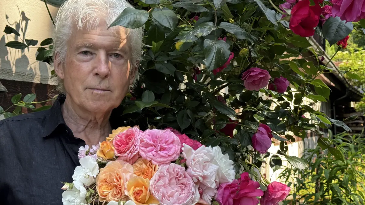 Bauer: Der in Braunsbach-Winterberg lebende Fotograf Roland Bauer hat im Juni seinen 75. Geburtstag gefeiert - hier ist der Blumenfreund in seinem Garten in Winterberg. Im Freilandmuseum in Wackershofen ist ab 20. Juli eine Ausstellung mit seinen Werken zu sehen: "Frauen vom Land. Alte Bäuerinnen im Hohenlohe der 1970er- und 80er-Jahre"