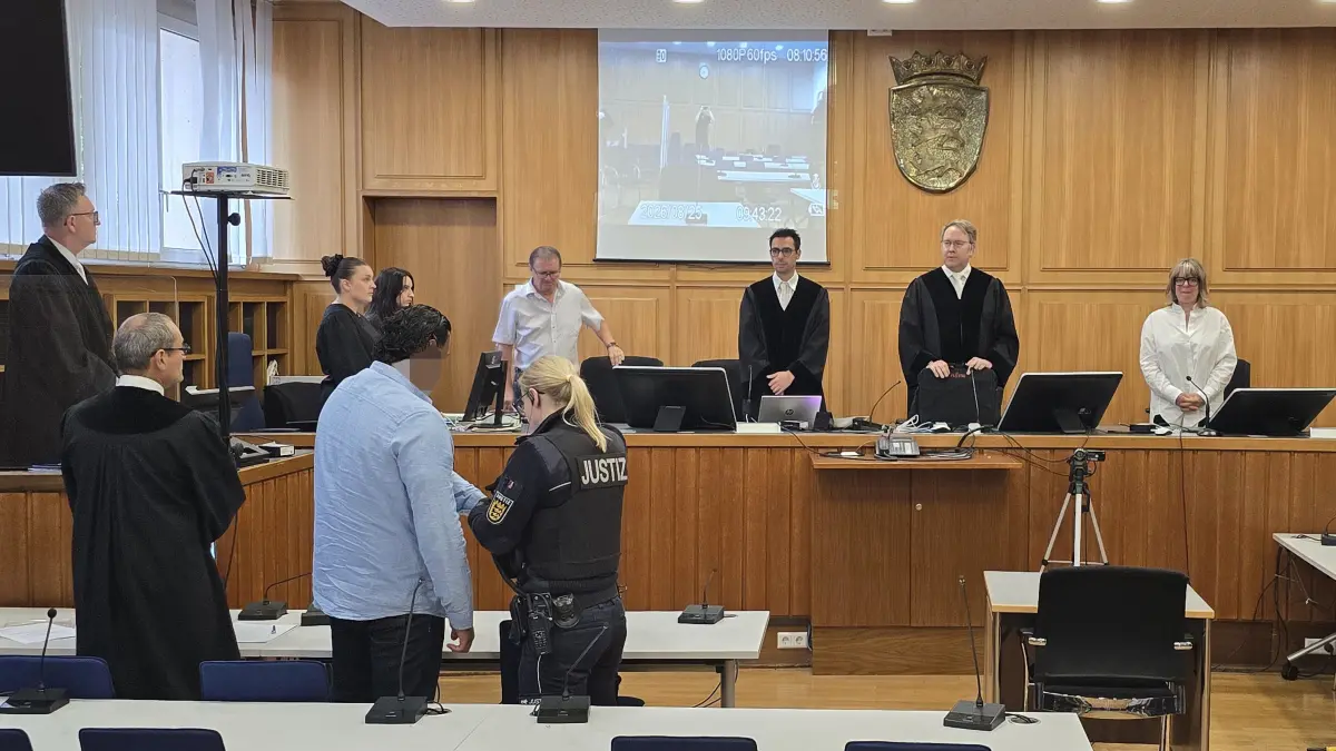 Eine Justizbeamtin schließt zu Prozessauftakt am Landgericht Heilbronn die Handschellen des Angeklagten auf: Dem Mann wird unter anderem bewaffneter Raub vorgeworfen.