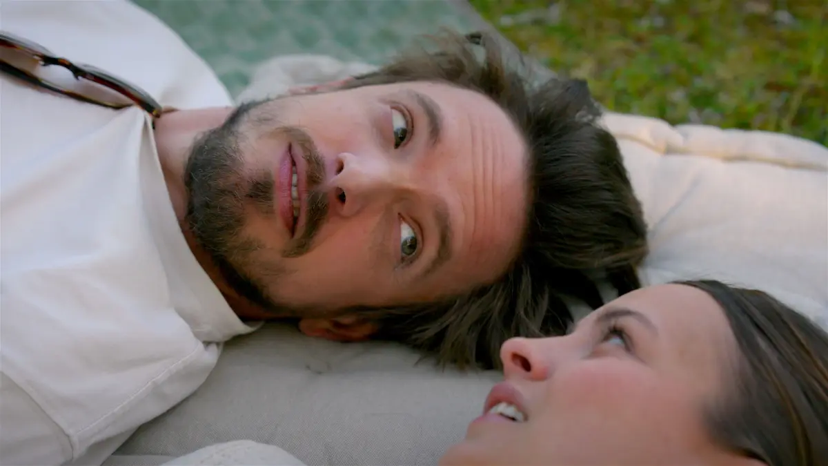 Thilo (Jan Kampmann) und Lucie (Julia Wiedemann) verlassen Essen.