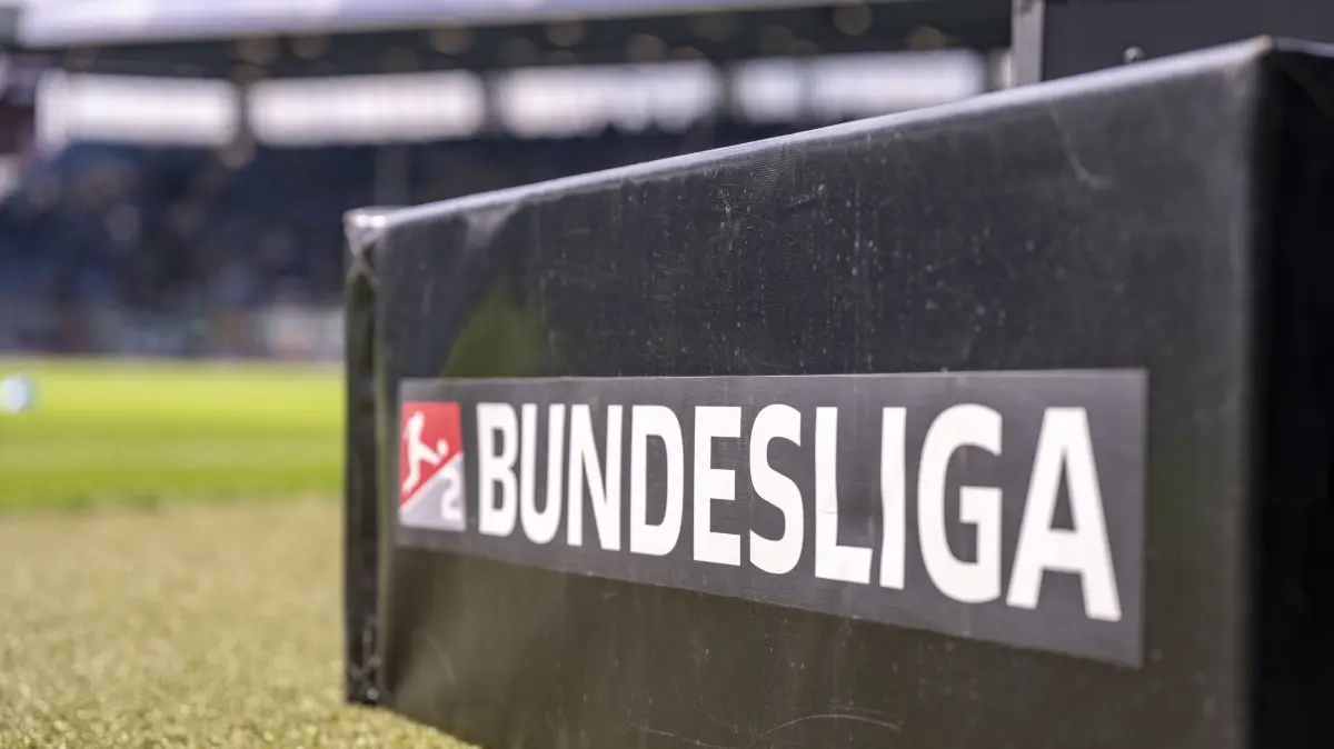 Fußball: 2. Bundesliga, VfL Bochum - Preußen Münster, 4. Spieltag, Vonovia Ruhrstadion: Ein Aufsteller mit dem Text „2. Bundesliga“ steht am Spielfeldrand. +++ dpa-Bildfunk +++