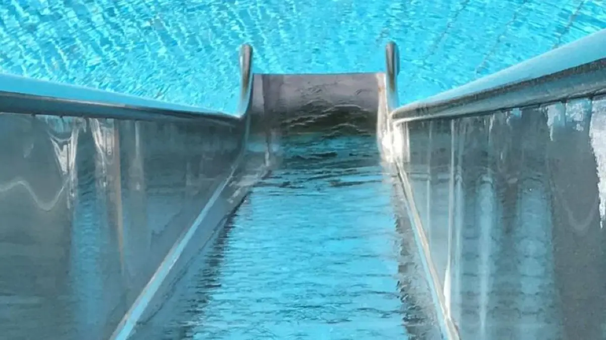 Das Hechinger Freibad ist super gelegen, hat eine lange Wasserrutsche, aber das große Becken ist nicht eben tief. Das soll im Zuge der Sanierung anders werden. Für die allerdings fehlt das Geld.