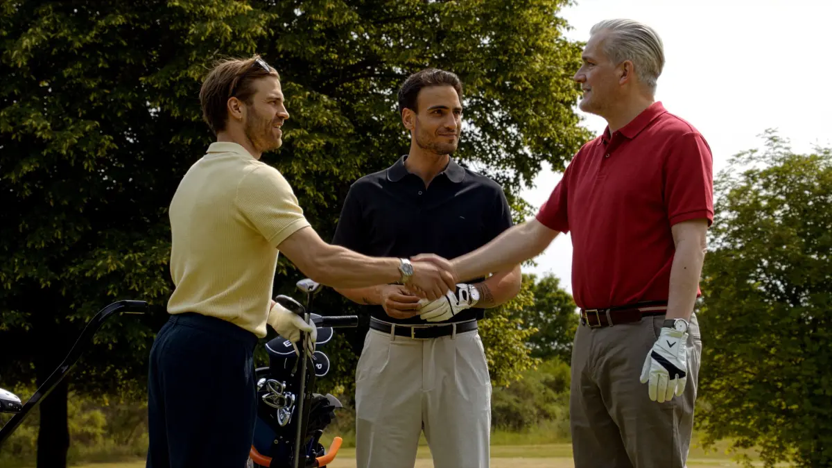 Julian (Onno Buß) und Nihat (Timur Ülker) treffen sich mit Sören Baumgarten (Rüdiger Rudolph) auf dem Golfplatz.