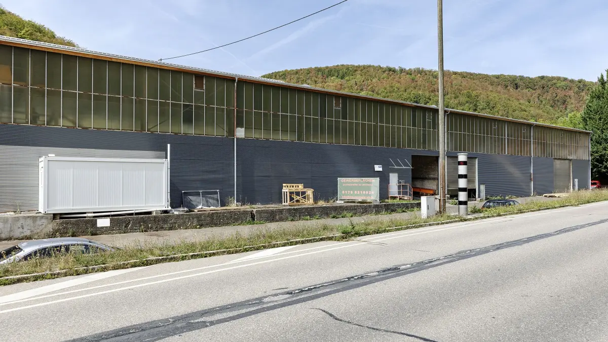 In der bis jetzt noch durch andere Mieter benutzen Fabrikhalle in der Von Degenfeld-Straße (L1221) am Ortsausgang von Eybach in Richtung Steinenkirch, soll, wenn die Brandschutzauflagen erfüllt werden können, eine Padel-Tennis-Halle entstehen.