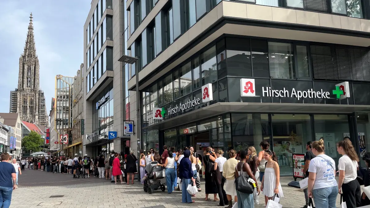 Schlange vor Müller Markt