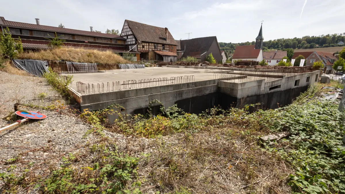 Bartenbach Das einst hochgelobte Wohungsbau-Projekt Bärenhöfe ist seit Jahren eine Bauruine im Herzen Bartenbachs. Der Frust vor Ort wächst. Wie geht es weiter?
