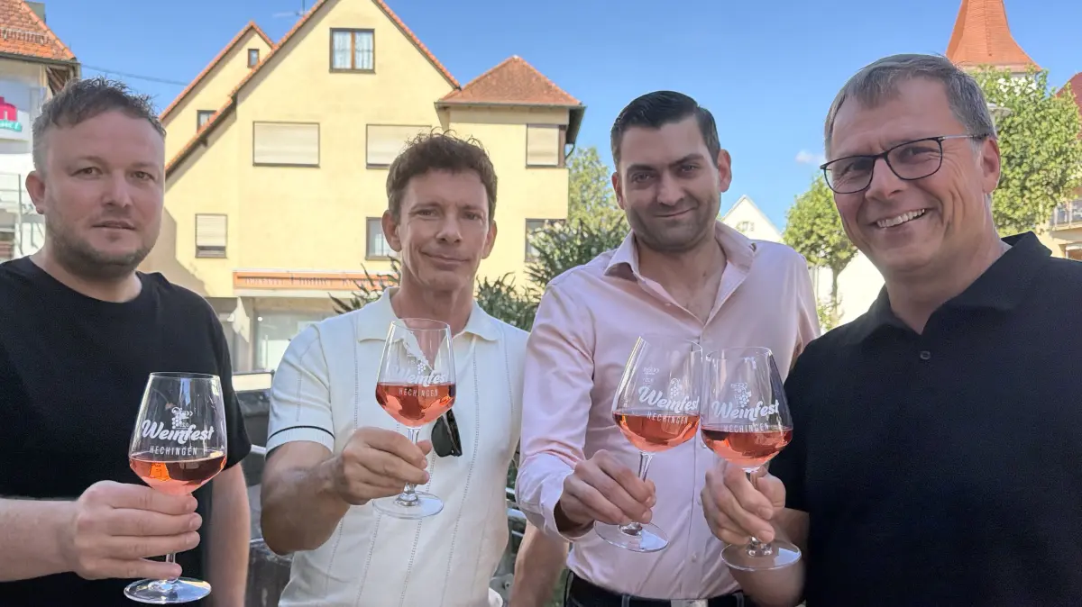Die Vertreter des Hechinger Stadtmarketingvereins freuen sich auf das Weinfest bei der Johannesbrücke in der Unterstadt: Jan Jäger (von links), Michael Soukop, Jan Gnoth und Thomas Sigg. Schon vorab stoßen sie mit einem alkoholfreien Wein auf das große Fest an.