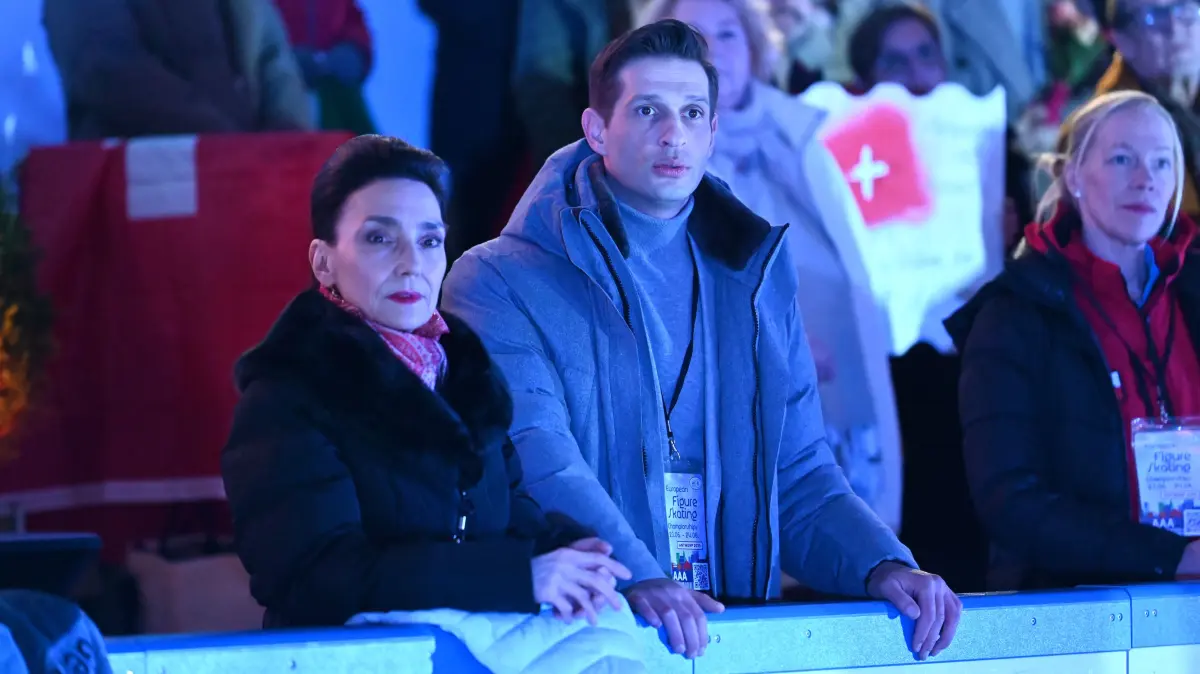 Simone (Tatjana Clasing) will Deniz (Igor Dolgatschew) wieder aufs Eis schicken.
