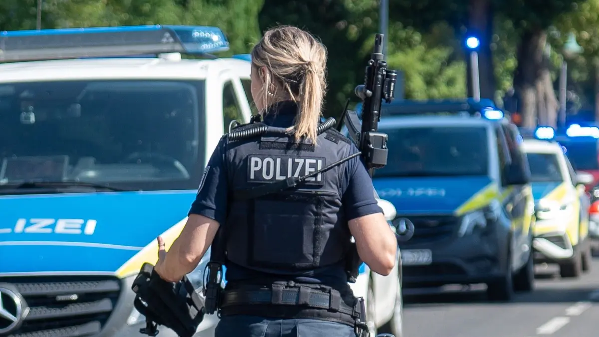 Einsatz in Gosen-Neu Zittau: Bewaffnete Kräfte der Polizei sichern das Gelände rund um den Schulcampus ab.