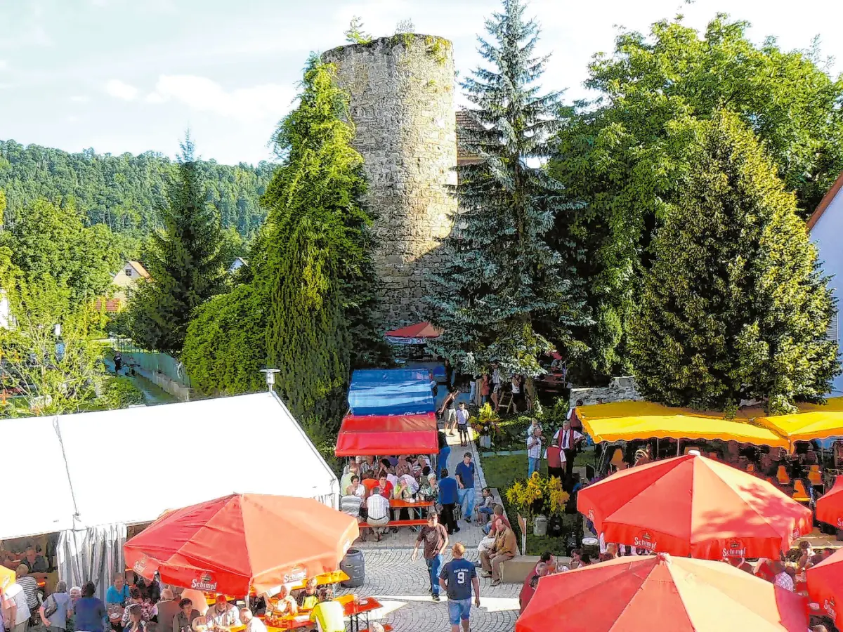 Feiern unterm Eselsturm: Beste Stimmung, viel Musik und schwäbische Spezialitäten erwarten die Besucherinnen und Besucher. ⇥Fotos: MV Obernau