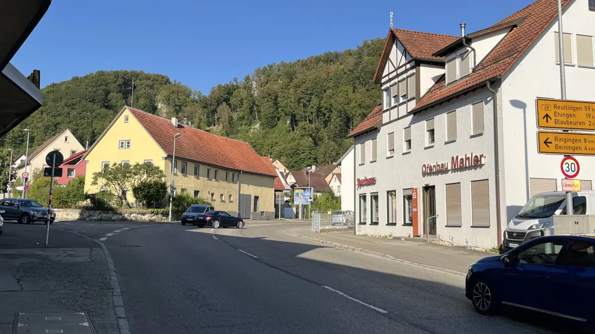 Das gelbe Haus südlich der zentralen Kreuzung in Gerhausen soll abgerissen werden, um Platz für eine großzügige Ampellösung zu schaffen.