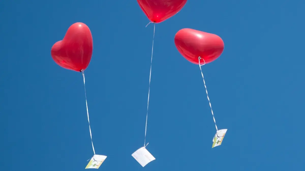 Rote Herzen: ARCHIV - 30.07.2015, Hessen, Frankfurt/Main: Knallrot sind herzförmige Luftballons mit Grußkarten, die Teilnehmer einer standesamtlichen Hochzeit am 31.07.2015 vor dem Römer in Frankfurt am Main (Hessen) in den blauen Himmel steigen lassen.
Rote Herzen sind ein Zeichen für die Liebe. (zu dpa: «Veränderte Tradition: Hochzeit ohne Kirche, aber Trauredner») Foto: Boris Roessler/dpa +++ dpa-Bildfunk +++