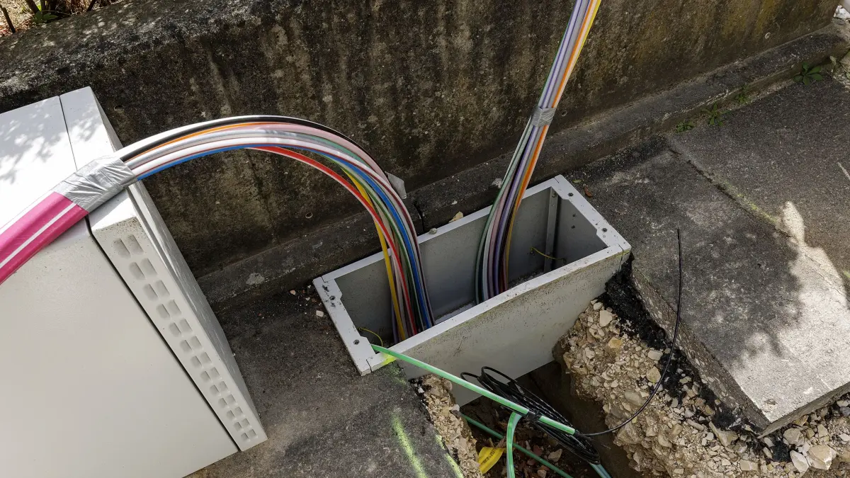 Symbolbild Glasfaser-Ausbau. Deutschland will beim Glasfaser-Ausbau aufholen und schnelles Internet für alle ermöglichen. Im Bild ein im Aufbau befindlicher Glasfaserverteilerschrank in der Von Degenfeld-Straße 59 im Geislinger Ortsteil Eybch.