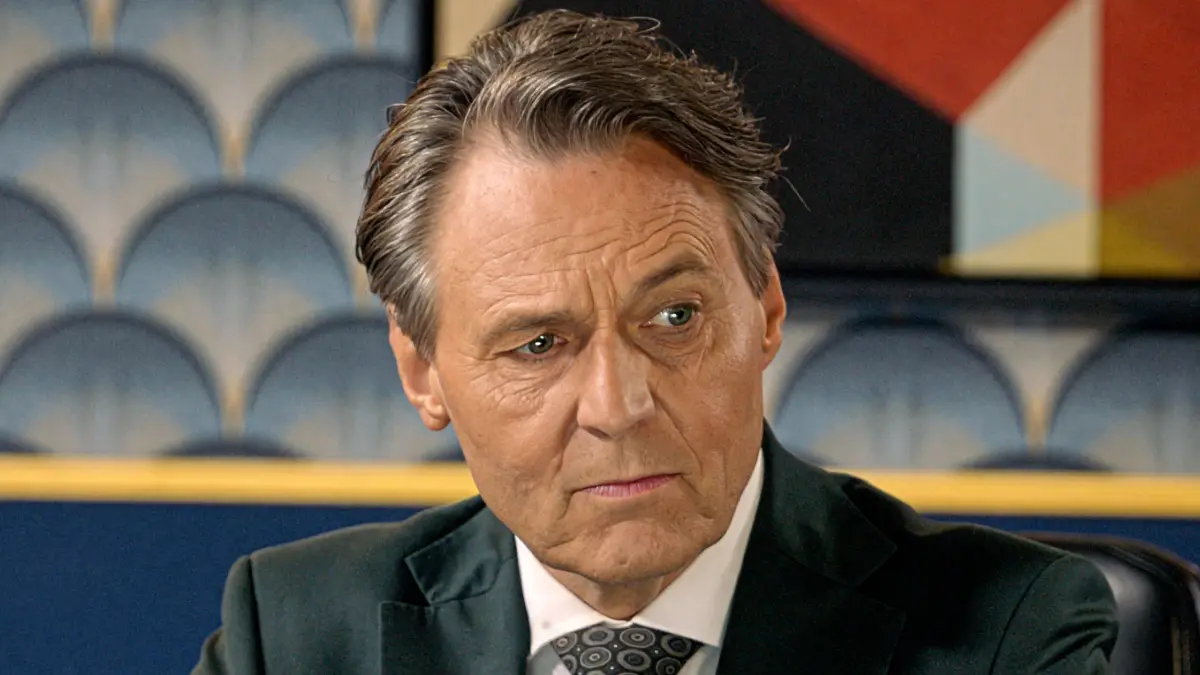 Jo Gerner (Wolfgang Bahro) kritisiert seine Zwillinge, weil sie bei GZSZ einen wichtigen Kunden verprellt haben.