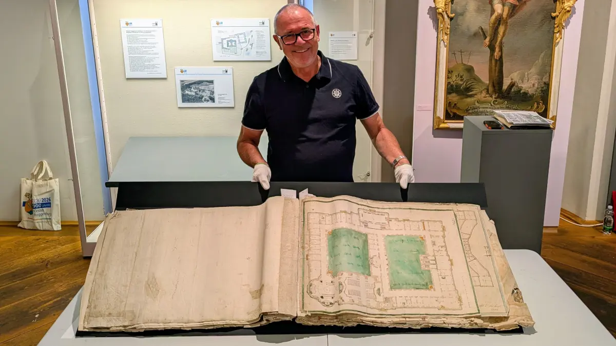 Matthias Kunze zeigt einen der historischen Klosterpläne. Auf diesem ist noch eine andere Lösung für die Kirche vorgesehen.