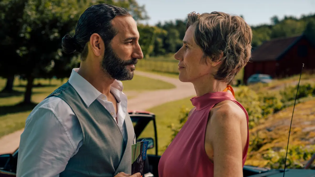 Frederika (Julia Bremermann) entdeckt, dass in dem Städtchen eine neue Tanzschule aufgemacht hat. Sie wird von Kian (Massimo Sinato) geleitet, der sofort beginnt, ihr den Hof zu machen.