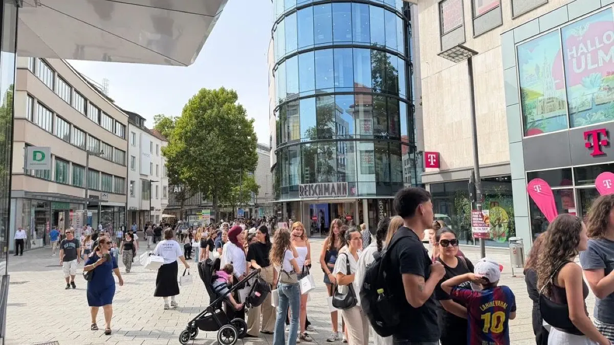 Lange Schlange in der Hirschstraße für kostenlose Produkte der dänischen Kosmetikmarke Nilens Jord.
