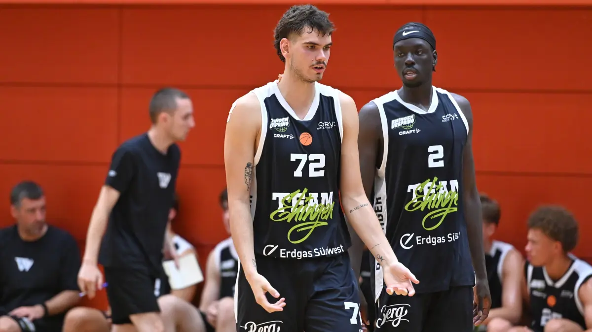 Testspiel Basketball Team Ehingen Urspring - BG Illertal 97:55 Denis Zelenaj (l.) und Malang Athian