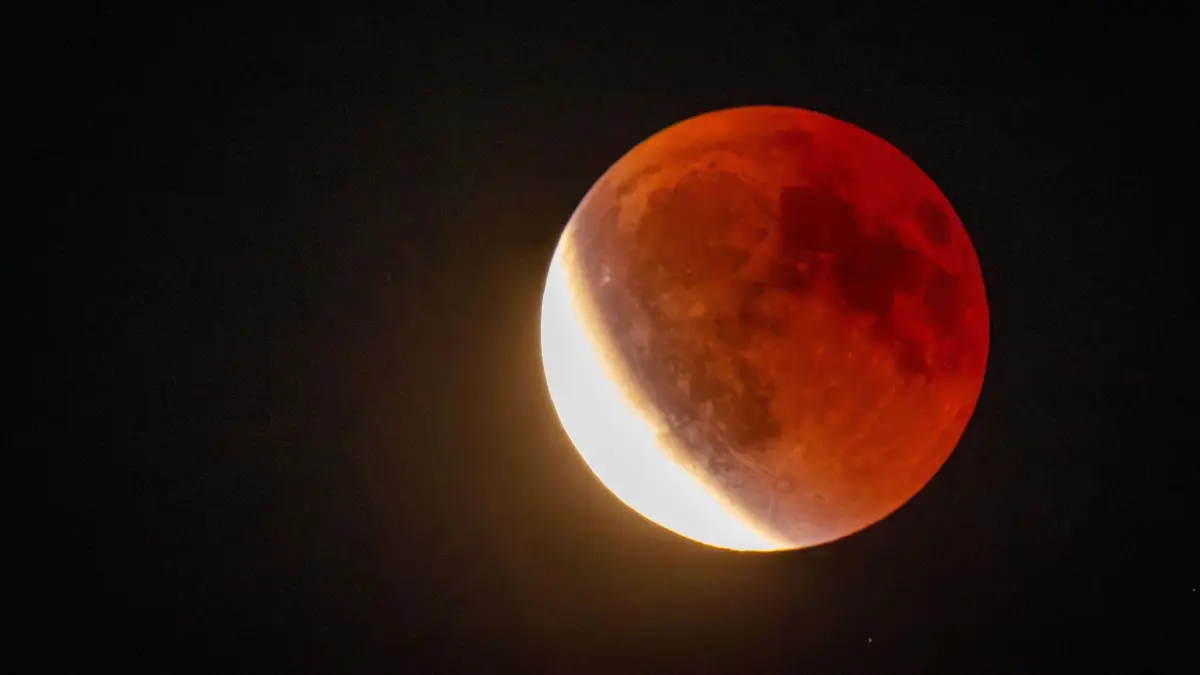 Totale Mondfinsternis sorgt für „Blutmond“