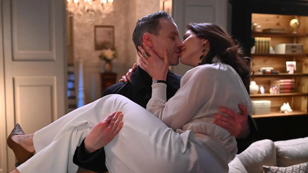 Gabriella (Bianca Hein) ist überglücklich mit Kilian (Marc Dumitru).