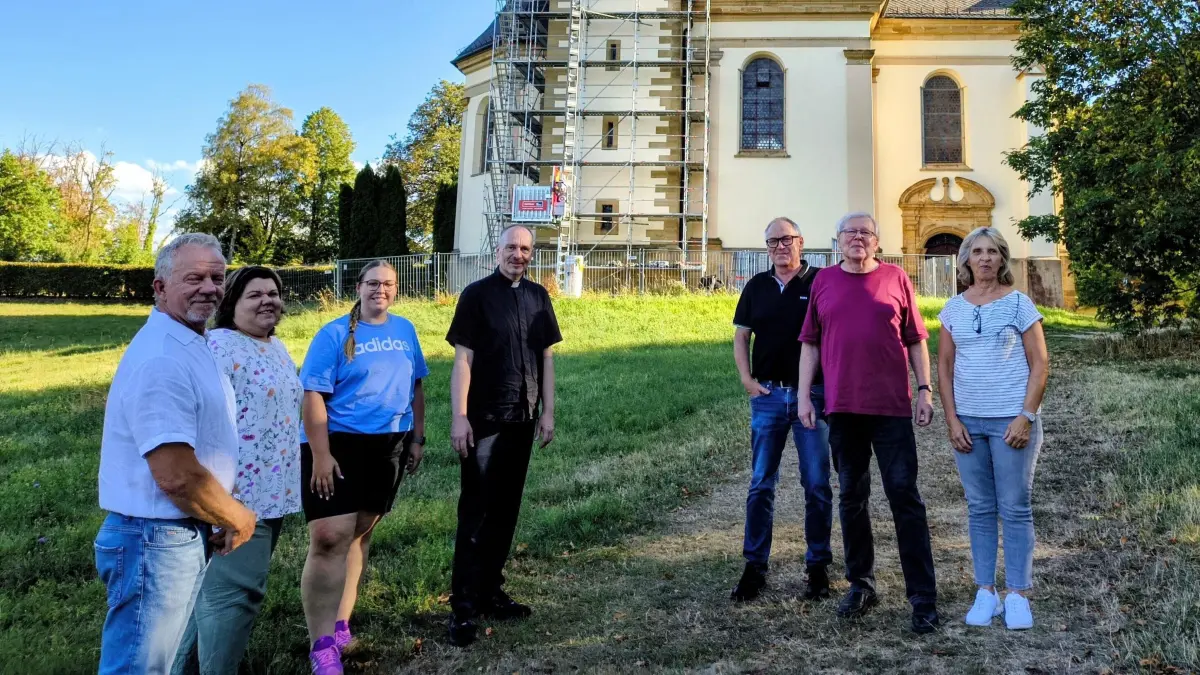 Die Kuppel der Wallfahrtskirche wird zur Baustelle. Im Bild Pfarrer Dr. Horst Walter (4. von links) und Architekt Manfred Hufschmied (5. von links) mit Vertreterinnen und Vertretern der Kirchengemeinde.