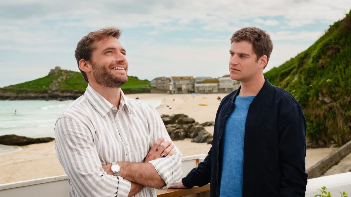 "Die Glücksbringerin" wurde überwiegend in Cornwall gedreht. Links Josh Harding (Vinzenz Wagner) mit Howard Fraser (Rony Herman).