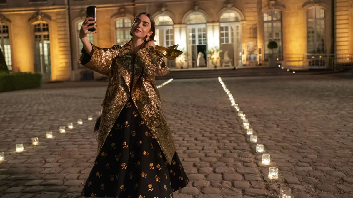 Die Geschichte rund um Emily (Lily Collins) in „Emily in Paris“ begeistert die Fans seit Jahren.