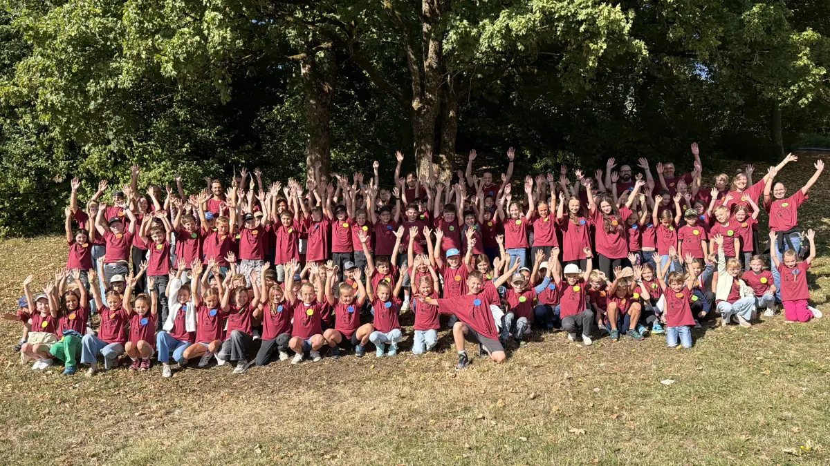 Gruppenbild in Rot: In Obernheim genießen 100 Kinder aus Obernheim und Nusplingen ihre Ferienspiele.