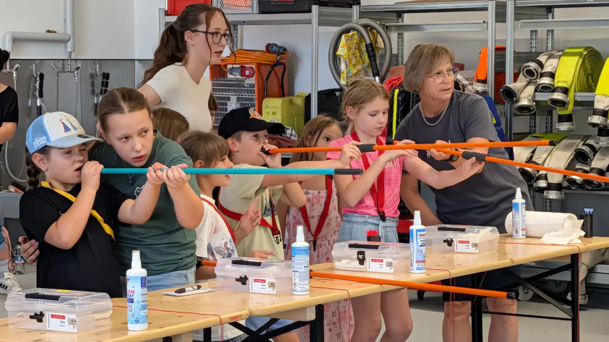 Das Blasrohrschießen beim Weitinger Schützenverein ist bei Kindern sehr beliebt. Waltraud Tutzauer (rechts) zeigt es den Neugierigen.