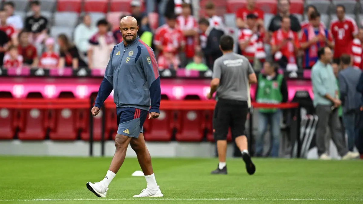 FC Bayern München - VfB Stuttgart: 28.08.2026, Bayern, München: Fußball, Männer, Bundesliga, FC Bayern München - VfB Stuttgart, Allianz Arena, 1. Spieltag, Trainer Vincent Kompany (Bayern München) vor dem Spiel. Foto: Sven Hoppe/dpa - WICHTIGER HINWEIS: Gemäß den Vorgaben der Bundesliga bzw. des DFB Deutscher Fußball-Bund ist es untersagt, in dem Stadion und/oder vom Spiel angefertigte Fotoaufnahmen in Form von Sequenzbildern und/oder videoähnlichen Fotostrecken zu verwerten bzw. verwerten zu lassen. +++ dpa-Bildfunk +++