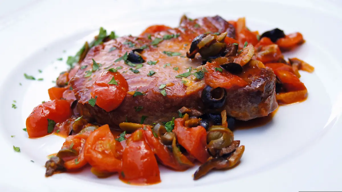 Bonito con tomate, Thunfischsteak in Tomatensoße, ist ein echter Klassiker der nordspanischen Küche.