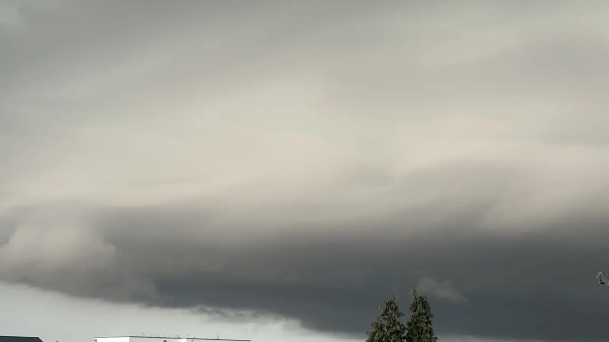 Dunkle Gewitterwolken über dem Zollernalbkreis