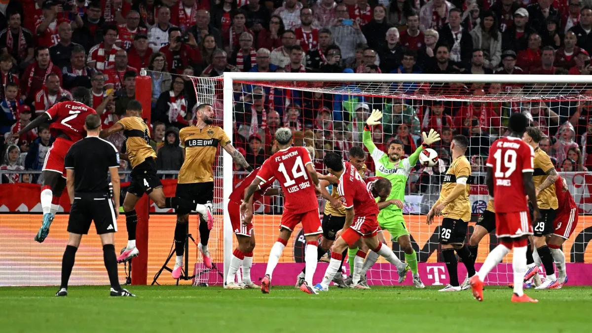 FC Bayern München - VfB Stuttgart: 28.08.2026, Bayern, München: Fußball, Männer, Bundesliga, FC Bayern München - VfB Stuttgart, Allianz Arena, 1. Spieltag, Dayot Upamecano (l, Bayern München) erzielt das Tor zum 1:0. Foto: Sven Hoppe/dpa - WICHTIGER HINWEIS: Gemäß den Vorgaben der Bundesliga bzw. des DFB Deutscher Fußball-Bund ist es untersagt, in dem Stadion und/oder vom Spiel angefertigte Fotoaufnahmen in Form von Sequenzbildern und/oder videoähnlichen Fotostrecken zu verwerten bzw. verwerten zu lassen. +++ dpa-Bildfunk +++