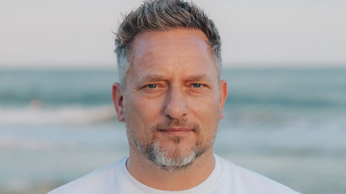 GZSZ-Fanliebling Michi Bode (Lars Pape) lernt eine neue Frau kennen. Sie hofft auf ein Date.