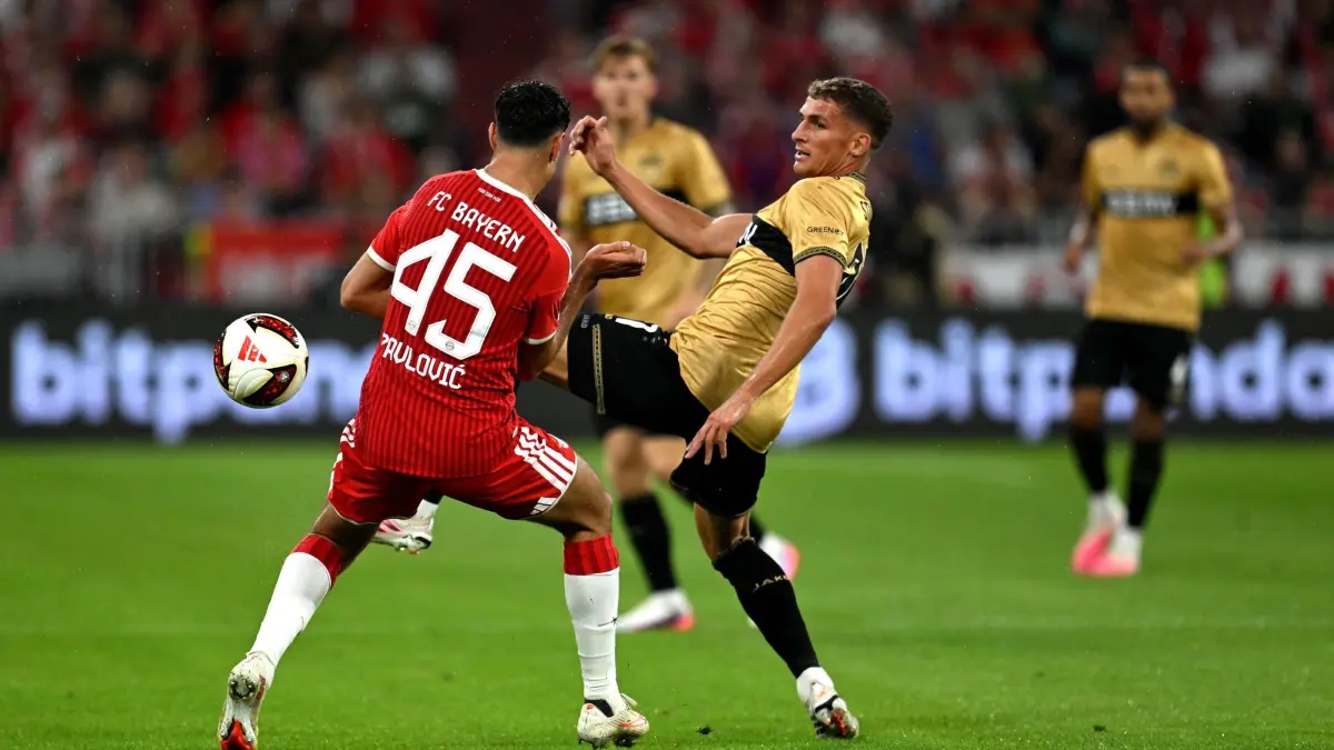 FC Bayern München - VfB Stuttgart: 28.08.2026, Bayern, München: Fußball, Männer, Bundesliga, FC Bayern München - VfB Stuttgart, Allianz Arena, 1. Spieltag, Grischa Prömel (VfB Stuttgart) in Aktion gegen Aleksandar Pavlovic (l, Bayern München). Foto: Sven Hoppe/dpa - WICHTIGER HINWEIS: Gemäß den Vorgaben der Bundesliga bzw. des DFB Deutscher Fußball-Bund ist es untersagt, in dem Stadion und/oder vom Spiel angefertigte Fotoaufnahmen in Form von Sequenzbildern und/oder videoähnlichen Fotostrecken zu verwerten bzw. verwerten zu lassen. +++ dpa-Bildfunk +++