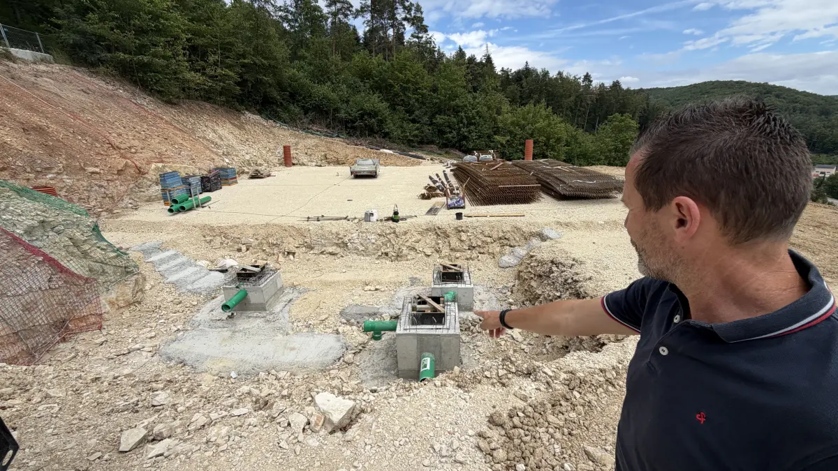 Wasseranschlüsse am neuen Hochbehälter. Schelklingens Bauamtsleiter Markus Schmid zeigt, wo das stadteigene Wasser einmal vom Tal in den neuen Hochbehälter gepumpt wird.