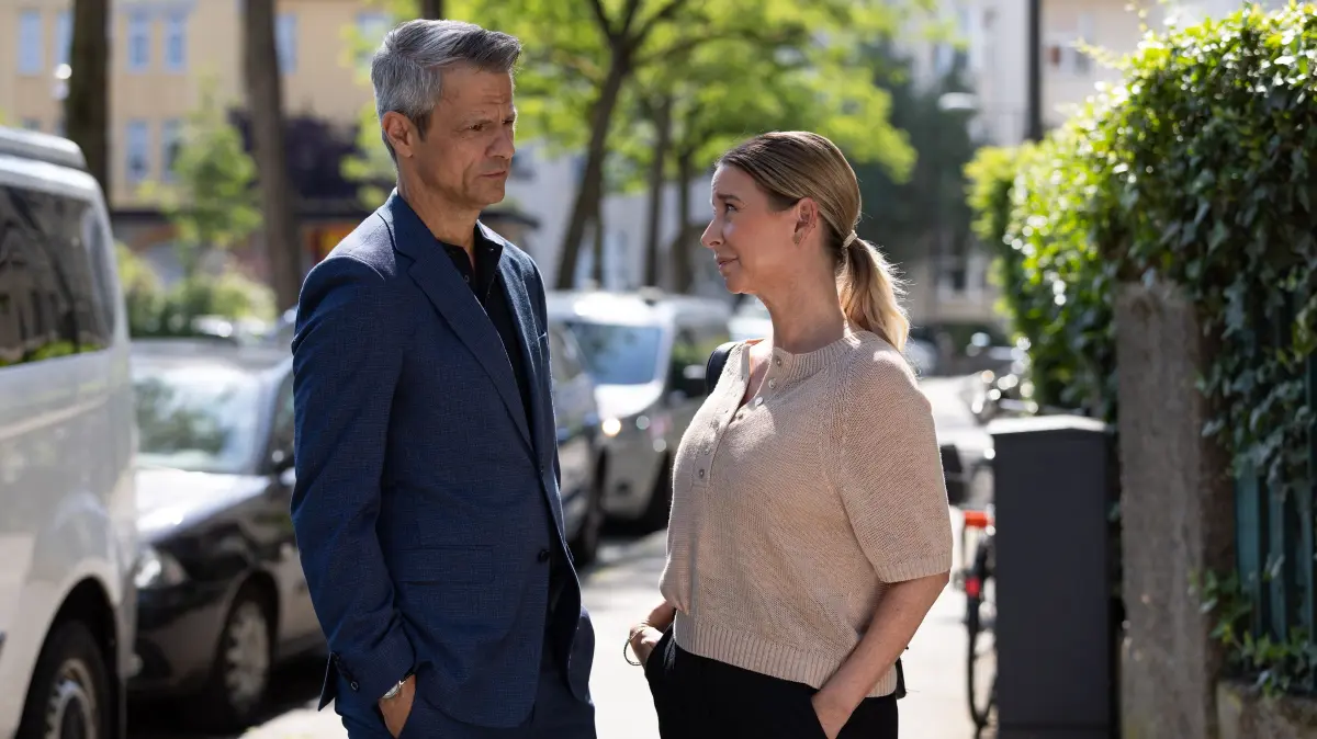 Benedikt (Jens Hajek) findet in seiner Verlustangst Halt bei Ute (Isabell Hertel).