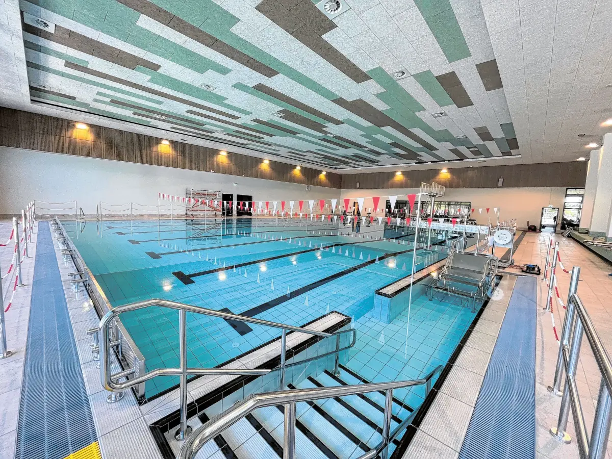 Das große Sportbecken verfügt über sechs Bahnen, Startblöcke, ein Drei-Meter und ein Ein-Meter-Sprungbrett sowie einen barrierefreien Zugang.