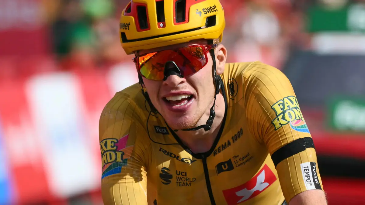 CYCLING-ESP-VUELTA: Team Uno-X's Norwegian rider Andreas Leknessund reacts as he crosses the finish line to win the seventh stage of the Vuelta a Espana 2026, a 149,8 km race between Vall d'Alba and Aramon Valdelinares on August 28, 2026. (Photo by JOSE JORDAN / AFP)