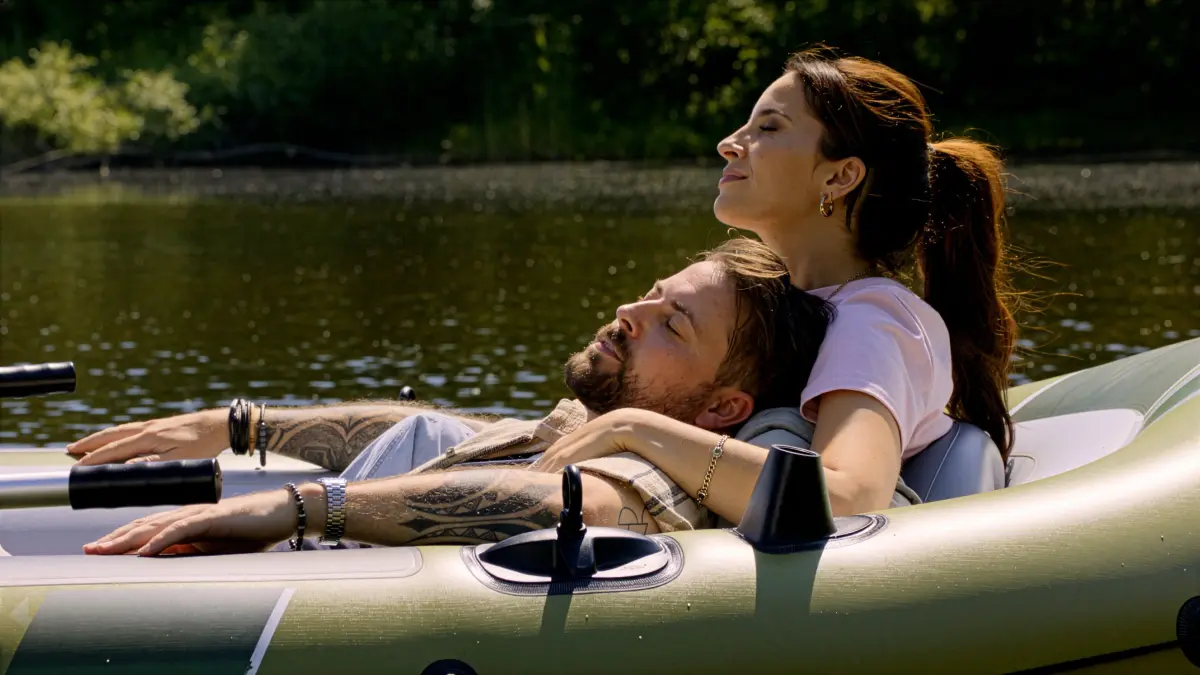 John (Felix von Jascheroff) und Laura (Chryssanthi Kavazi) gönnen sich eine Auszeit bei GZSZ.
