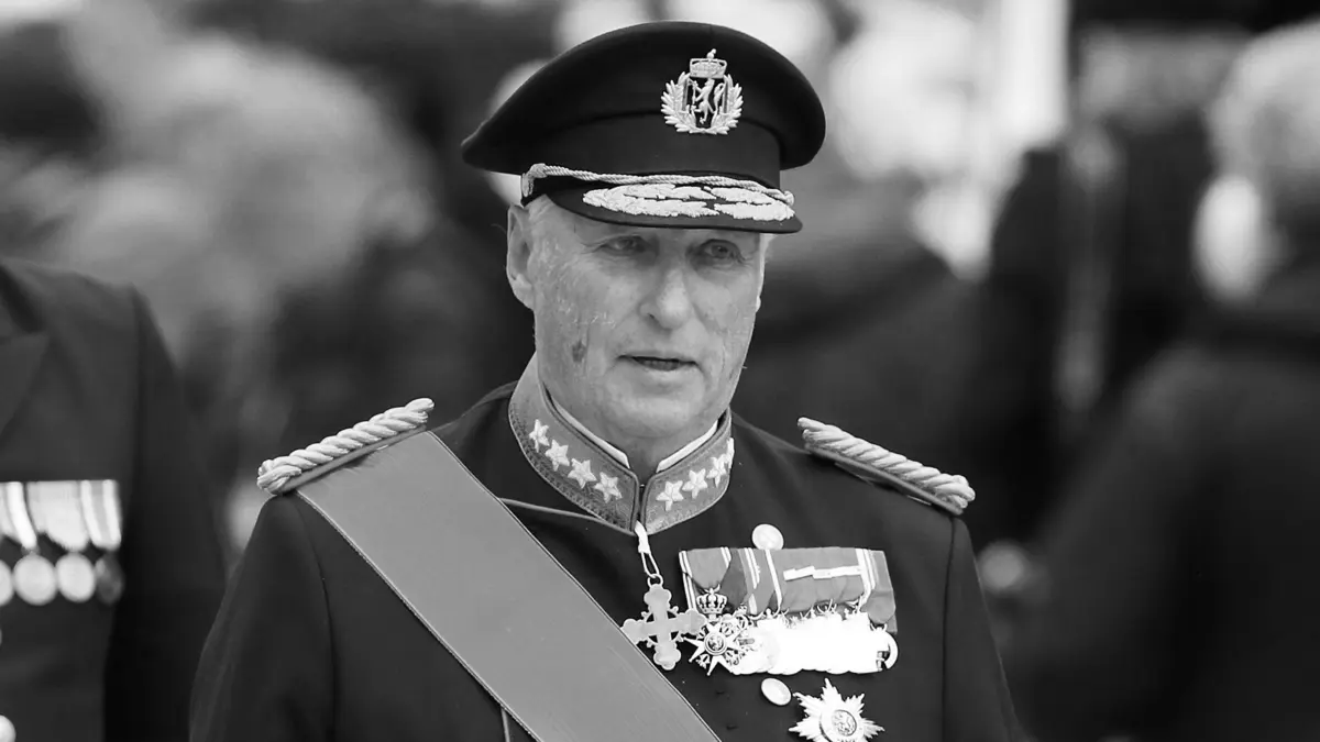 König Harald V. von Norwegen ist tot: ARCHIV - 04.05.2019, Luxemburg, Luxembourg: König Harald V. von Norwegen verlässt die Kathedrale Notre-Dame nach der Beerdigung des Großherzogs Jean von Luxemburg. Der norwegische König Harald V. ist im Alter von 89 Jahren gestorben, wie das norwegische Königshaus mitteilte. (s/w) Foto: Francisco Seco/AP/dpa +++ dpa-Bildfunk +++