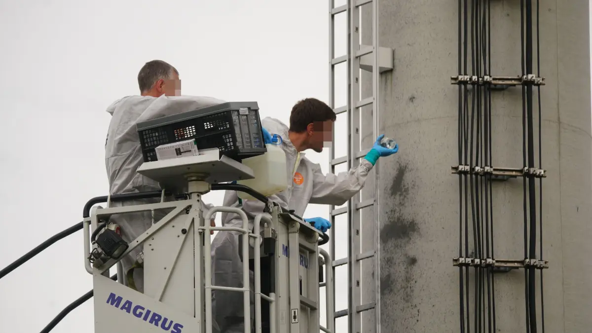 Zell unter Aichelberg: Manipulation an Sendemast sorgt fuer Grosseinsatz: In den fruehen Morgenstunden des Freitags nahm ein zunaechst unscheinbarer technischer Ausfall in Zell unter Aichelberg im Landkreis Goeppingen eine ungewoehnliche Wendung. Techniker von T-Mobile stellten bei der Kontrolle eines ausgefallenen Sendemasts Spuren fest, die auf eine Manipulation der Anlage hindeuten. Kurz darauf wurde die Polizei alarmiert.<br />
<br />
Was die Einsatzkraefte vor Ort vorfanden, liess schnell vermuten, dass es sich nicht um einen gewoehnlichen technischen Defekt handelte. Nach bisherigen Erkenntnissen wurde ein Bauteil der Sendeanlage manipuliert beziehungsweise beschaedigt. Zudem wurden Kabel aus einer Sendeeinheit herausgerissen.<br />
<br />
Wie ein Techniker von T-Mobile vor Ort in Ruecksprache mitteilte, sei der entstandene Schaden enorm. Fuer die Bevoelkerung koennte der Ausfall deshalb noch einige Zeit spuerbar sein. Nach derzeitiger Einschaetzung kann es bis zur Mitte der kommenden Woche zu Stoerungen im Handynetz kommen. Wann der Schaden tatsaechlich vollstaendig behoben werden kann, ist aktuell jedoch noch unklar.<br />
<br />
Die Polizei reagierte mit einem groesseren Aufgebot. Neben Kraeften der Spurensicherung und Kriminaltechnik waren auch Bereitschaftspolizisten im Einsatz. Der Bereich wurde untersucht und nach moeglichen Spuren abgesucht. Dabei sicherten die Ermittler unter anderem moegliche DNA-Spuren und Fingerabdruecke.<br />
<br />
Auch die Feuerwehr unterstuetzte den Einsatz. Die Feuerwehr Zell war vor Ort, ebenso die Feuerwehr Weilheim, die mit einer Drehleiter anrueckte. Gemeinsam unterstuetzten die Einsatzkraefte die Arbeiten rund um die Sendeanlage.<br />
<br />
Noch ist voellig unklar, was hinter dem Vorfall steckt. Die Polizei hat Ermittlungen in alle Richtungen aufgenommen. Hinweise auf einen moeglichen Taeter oder ein Motiv liegen derzeit nicht vor.<br />
<br />
Mit Einzelheiten haelt sich die Polizei aktuell zurueck. Zu gross ist die Gefahr, dass Informationen ueber den Stand der Ermittlungen moegliche Taeter warnen oder die weitere Spurensuche beeintraechtigen koennten. Deshalb bleibt zunaechst vieles offen.<br />
<br />
Sicher ist bislang nur: Was am Freitagmorgen in Zell unter Aichelberg zunaechst wie ein technischer Ausfall aussah, beschaeftigt nun die Polizei. Ein beschaedigtes Bauteil, herausgerissene Kabel und gesicherte Spuren werfen Fragen auf. Gleichzeitig koennte der Schaden fuer die Nutzer des Mobilfunknetzes noch mehrere Tage spuerbar bleiben. Wer sich an der Sendeanlage zu schaffen machte – und warum – soll nun die weitere Ermittlungsarbeit klaeren.